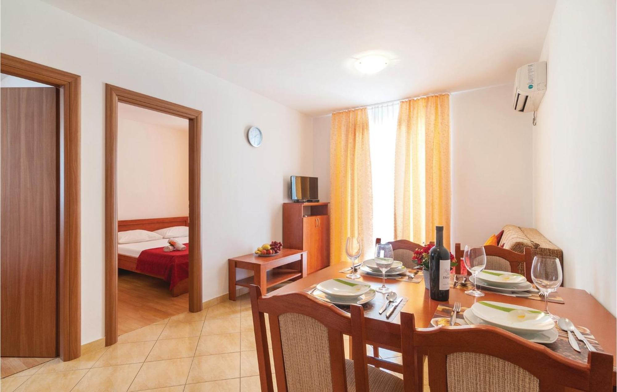 Cozy Apartment In Supetar With Kitchen Extérieur photo