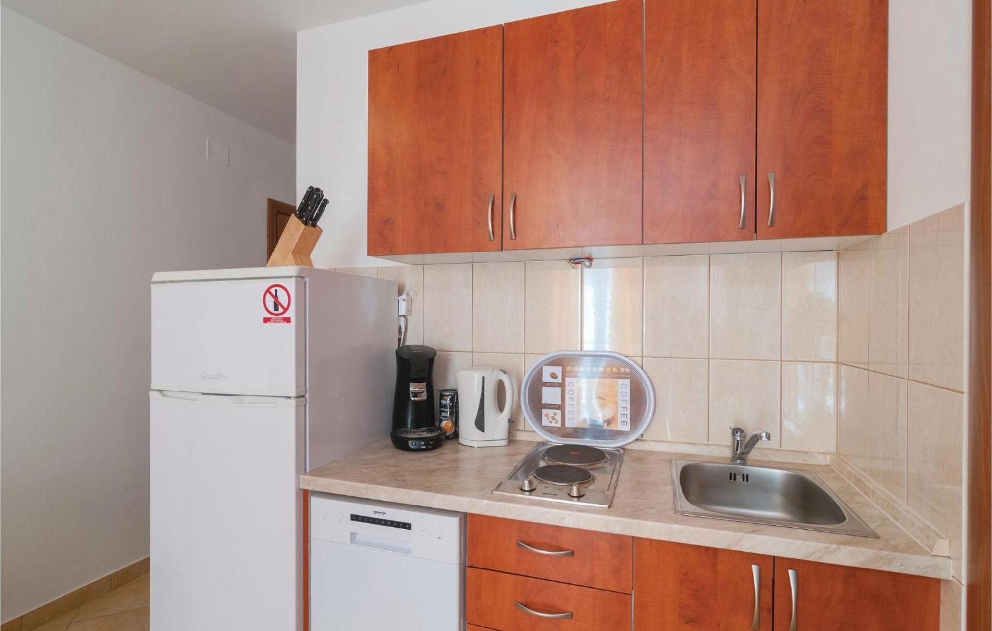Cozy Apartment In Supetar With Kitchen Extérieur photo