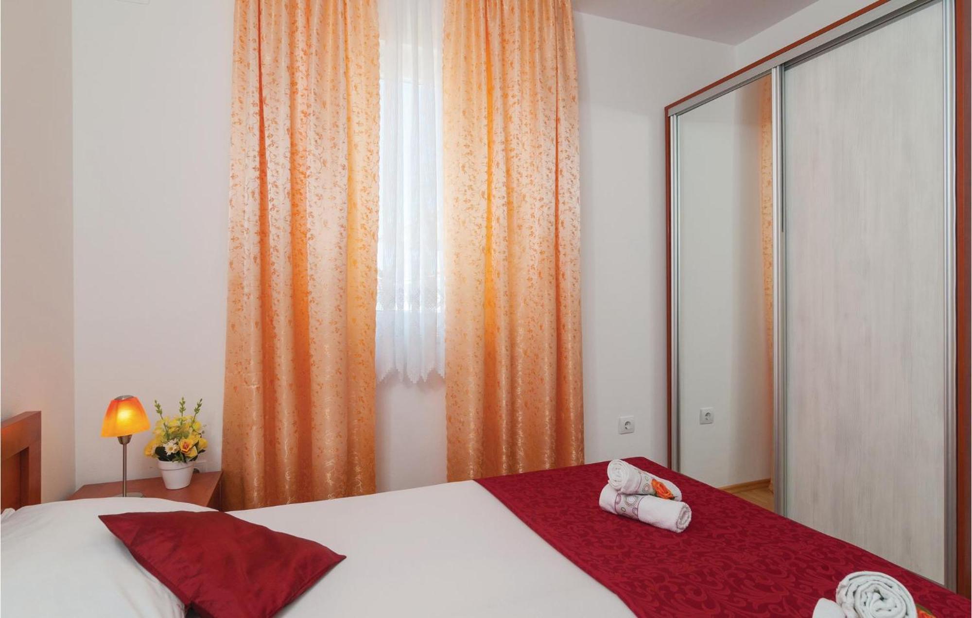 Cozy Apartment In Supetar With Kitchen Extérieur photo