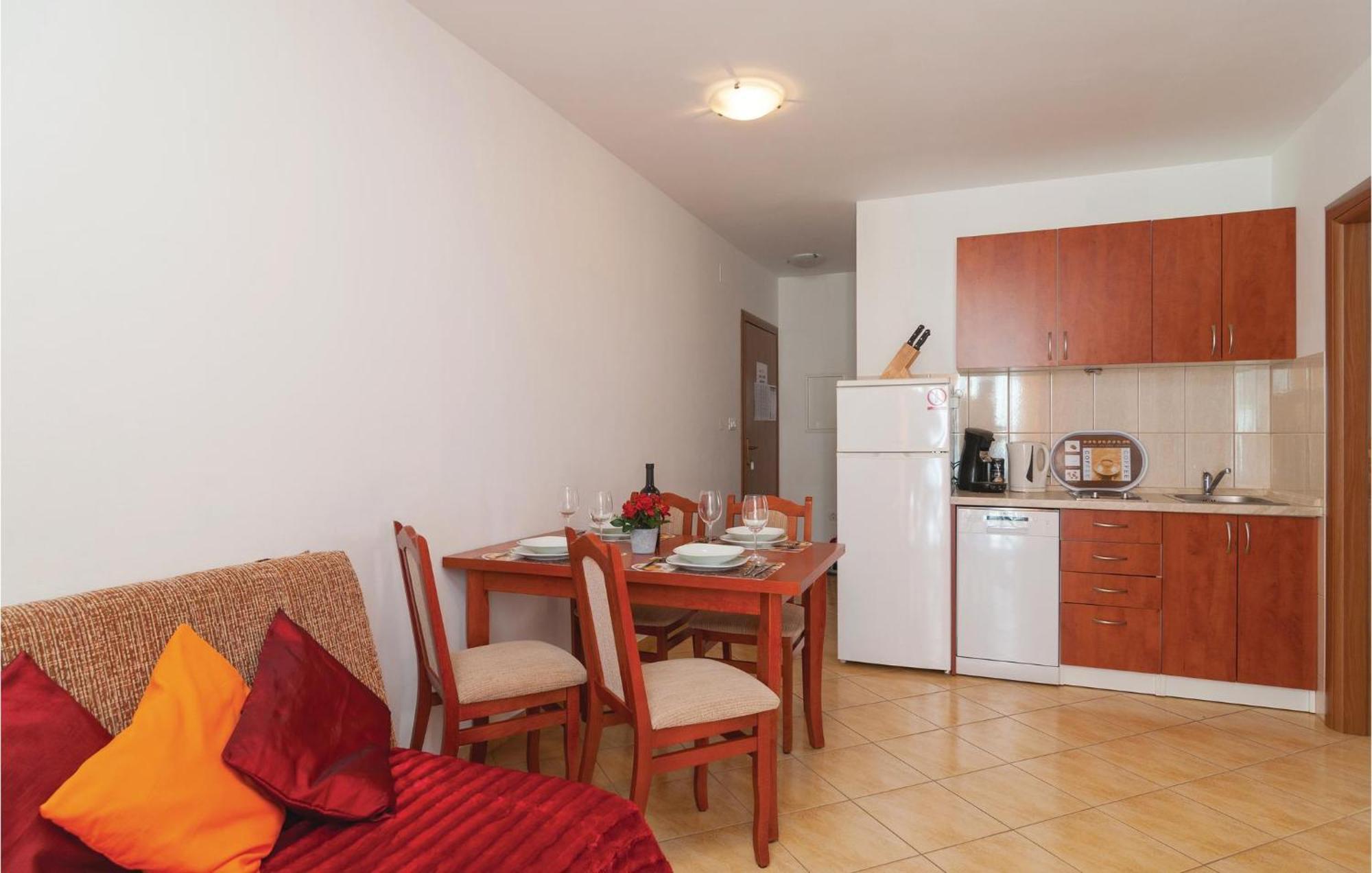 Cozy Apartment In Supetar With Kitchen Extérieur photo
