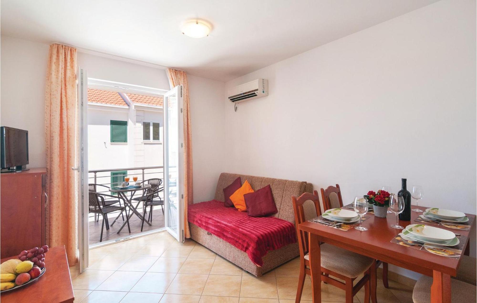 Cozy Apartment In Supetar With Kitchen Extérieur photo